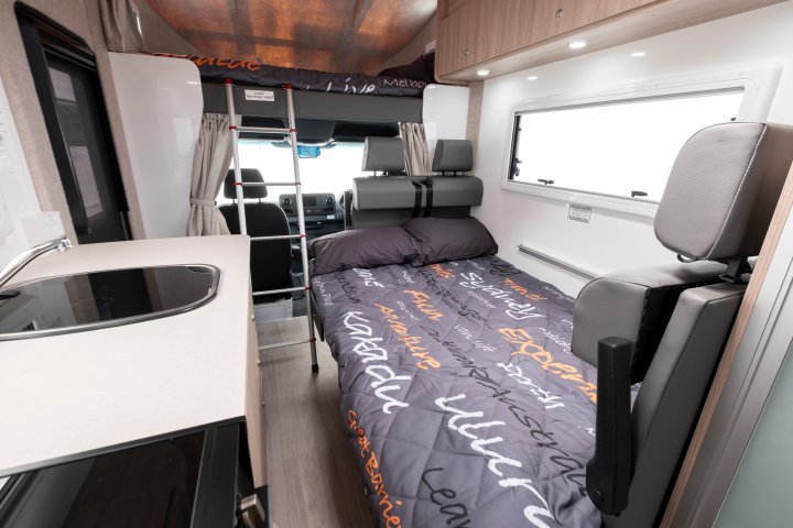 Euro Deluxe van Apollo Camper